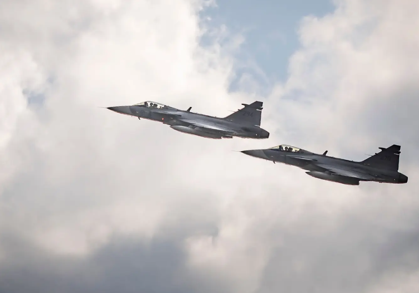 Chiến đấu cơ Saab JAS 39 Gripen bay trên không