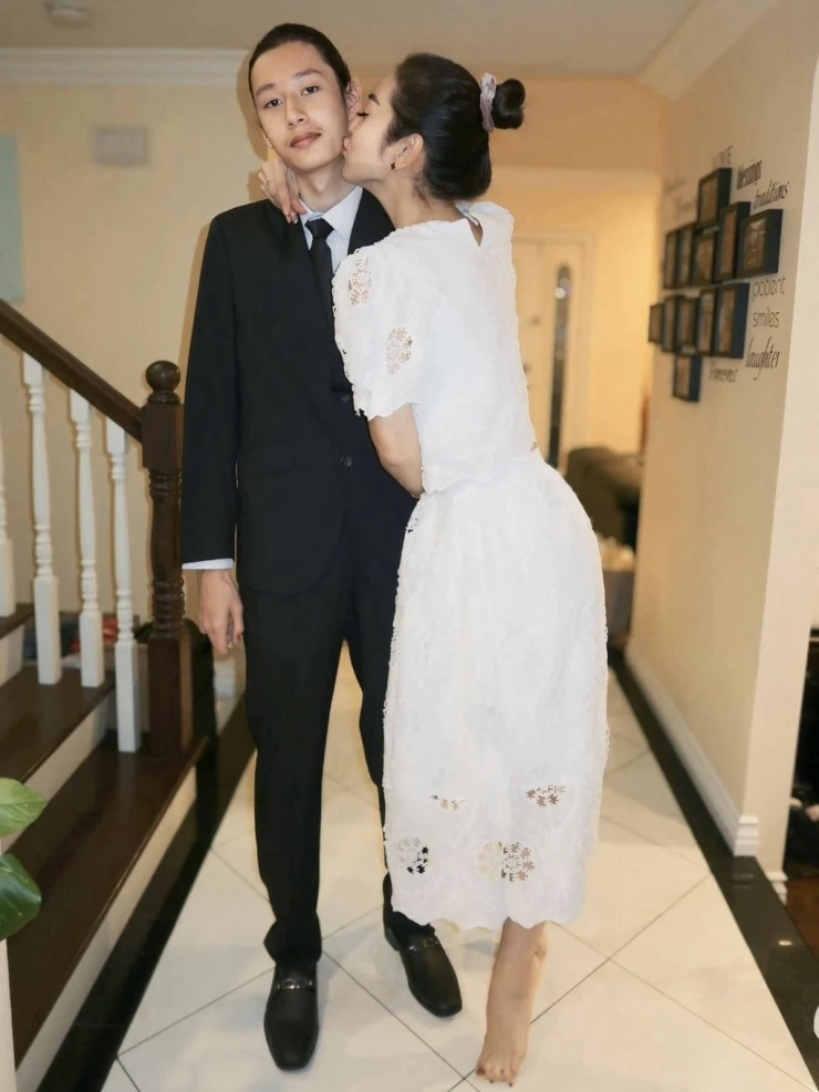 Chiều cao 1,9m của con trai Jennifer Phạm khiến nhiều người trầm trồ.