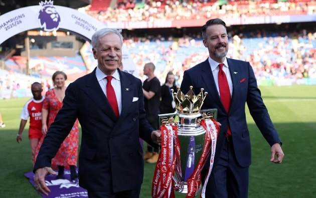 Gia đình Kroenke trên bục vinh quang cùng câu lạc bộ Arsenal