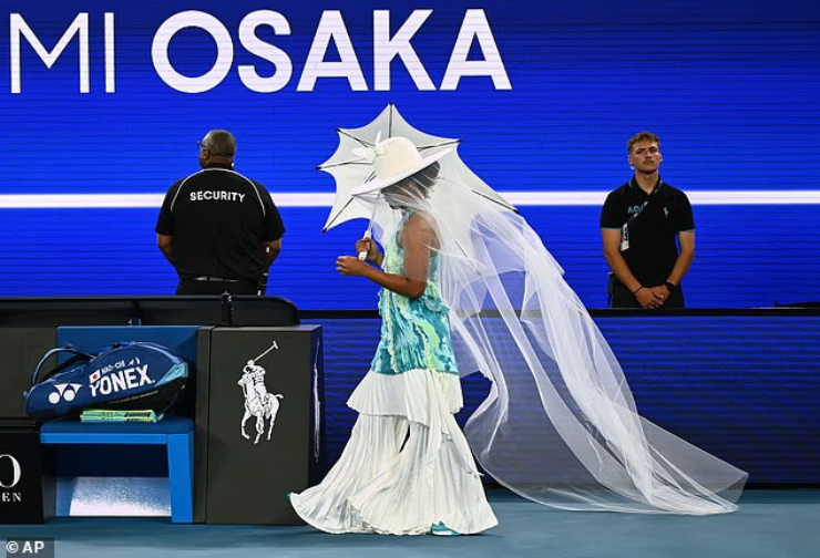 Naomi Osaka và bộ váy lấy cảm hứng từ loài sứa tại Australian Open 2026