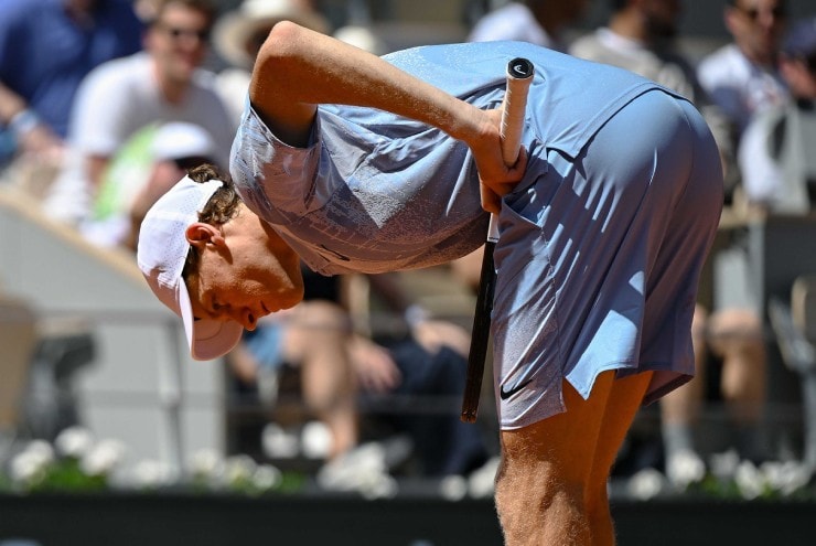 Jannik Sinner đuối sức hoàn toàn ở nửa sau của trận đấu với Francisco Cerundolo tại Roland Garros