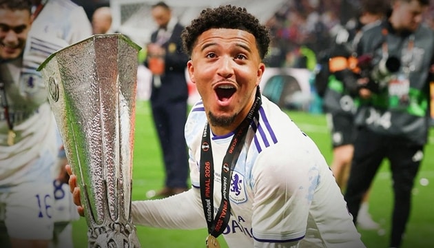 Jadon Sancho trong màu áo Aston Villa sau khi giành danh hiệu Europa League.