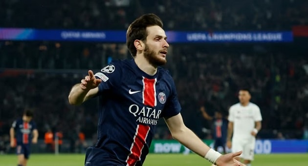 Tiền đạo Khvicha Kvaratskhelia của PSG là mối đe dọa thường trực cho hàng thủ đối phương.