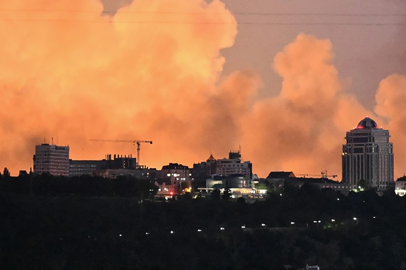 Khói bốc lên trên bầu trời Kiev trong cuộc tấn công của Nga vào thủ đô Ukraine nửa đêm về sáng 24-5 - Ảnh AFP