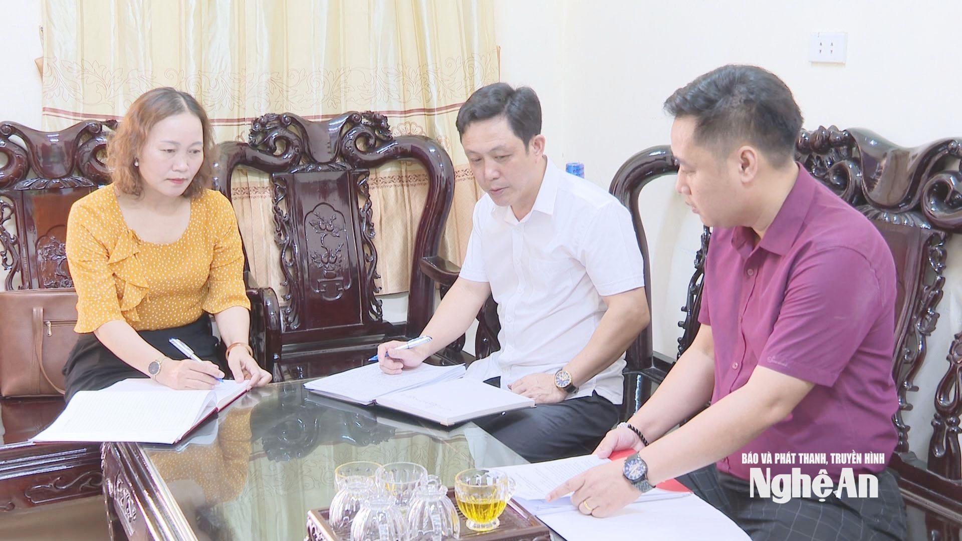 Pan Dang Hong Thang – stálý zástupce tajemníka stranického výboru obce Thien Nhan – diskutuje s představiteli stranického výboru o práci na revizi a standardizaci záznamů o členech strany na základě databáze. (Foto: PV)