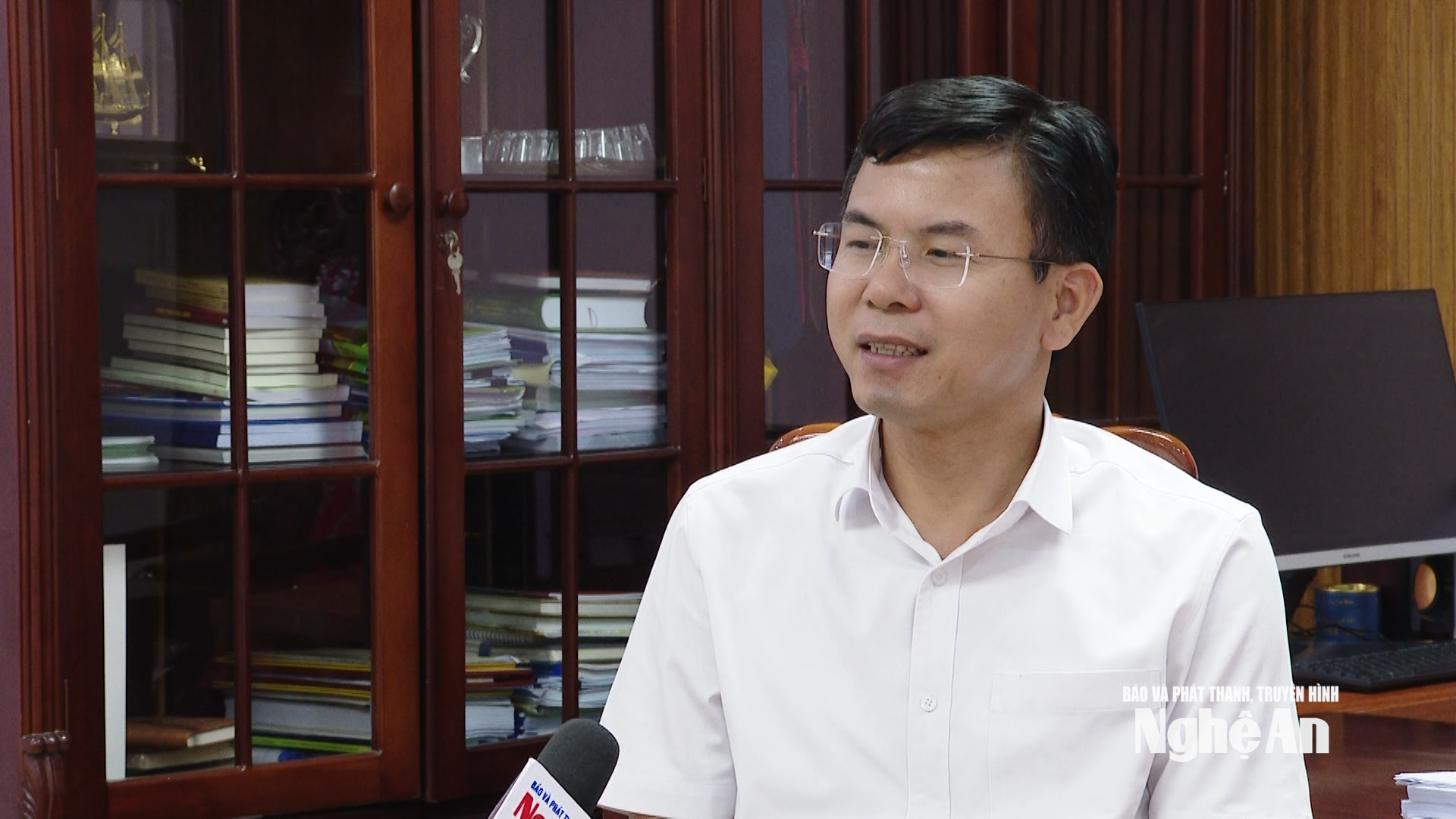  Ông Nguyễn Danh Hùng - Phó Giám đốc Sở Nông nghiệp và Môi trường Nghệ An trả lời phỏng vấn Báo và Phát thanh, Truyền hình Nghệ An. Ảnh Duy Thanh