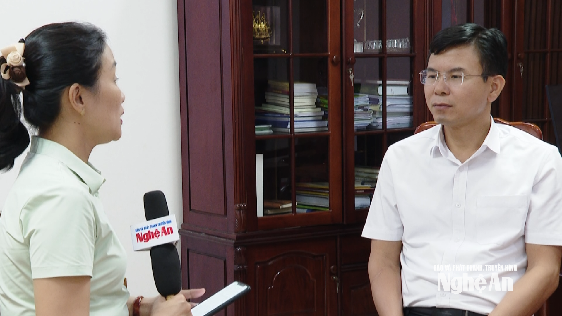  Phóng viên Báo và Phát thanh, Truyền hình Nghệ An phỏng vấn Ông Nguyễn Danh Hùng - Phó Giám đốc Sở Nông nghiệp và Môi trường Nghệ An. Ảnh Duy Thanh