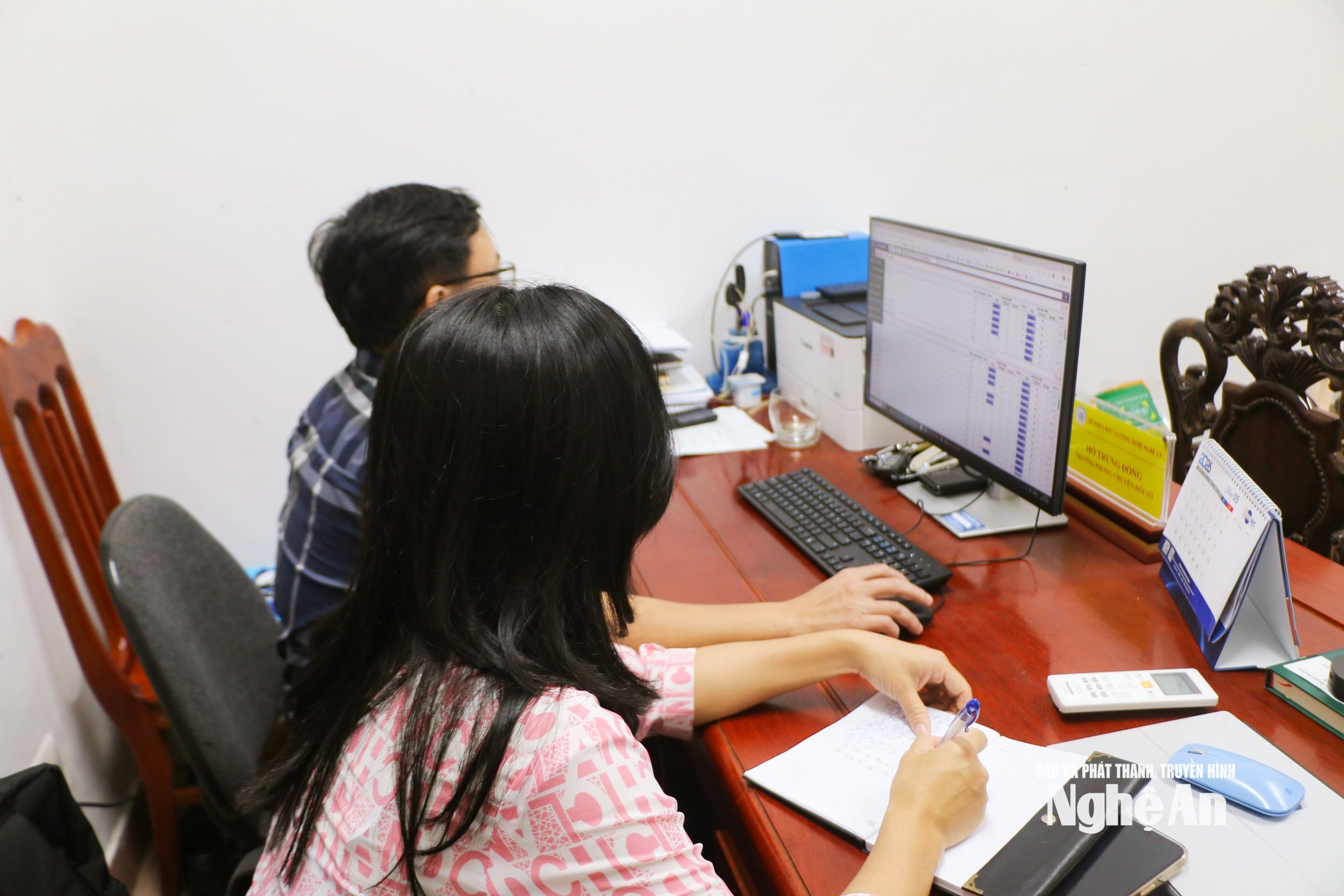 Cán bộ Sở KHCN giới thiệu với PV Báo và phát thanh, truyền hình Nghệ An về phần mềm giám sát thực hiện Nghị quyết 57