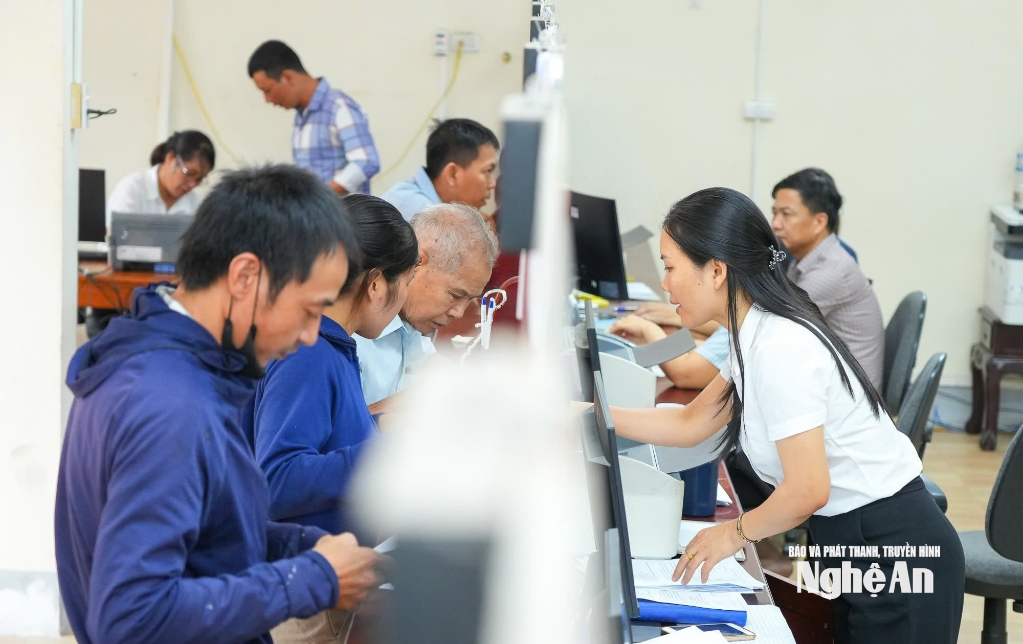 Cán bộ Trung tâm Phục vụ hành chính xã Vạn An tiếp nhận, giải quyết thủ tục hành chính cho người dân. Ảnh TC
