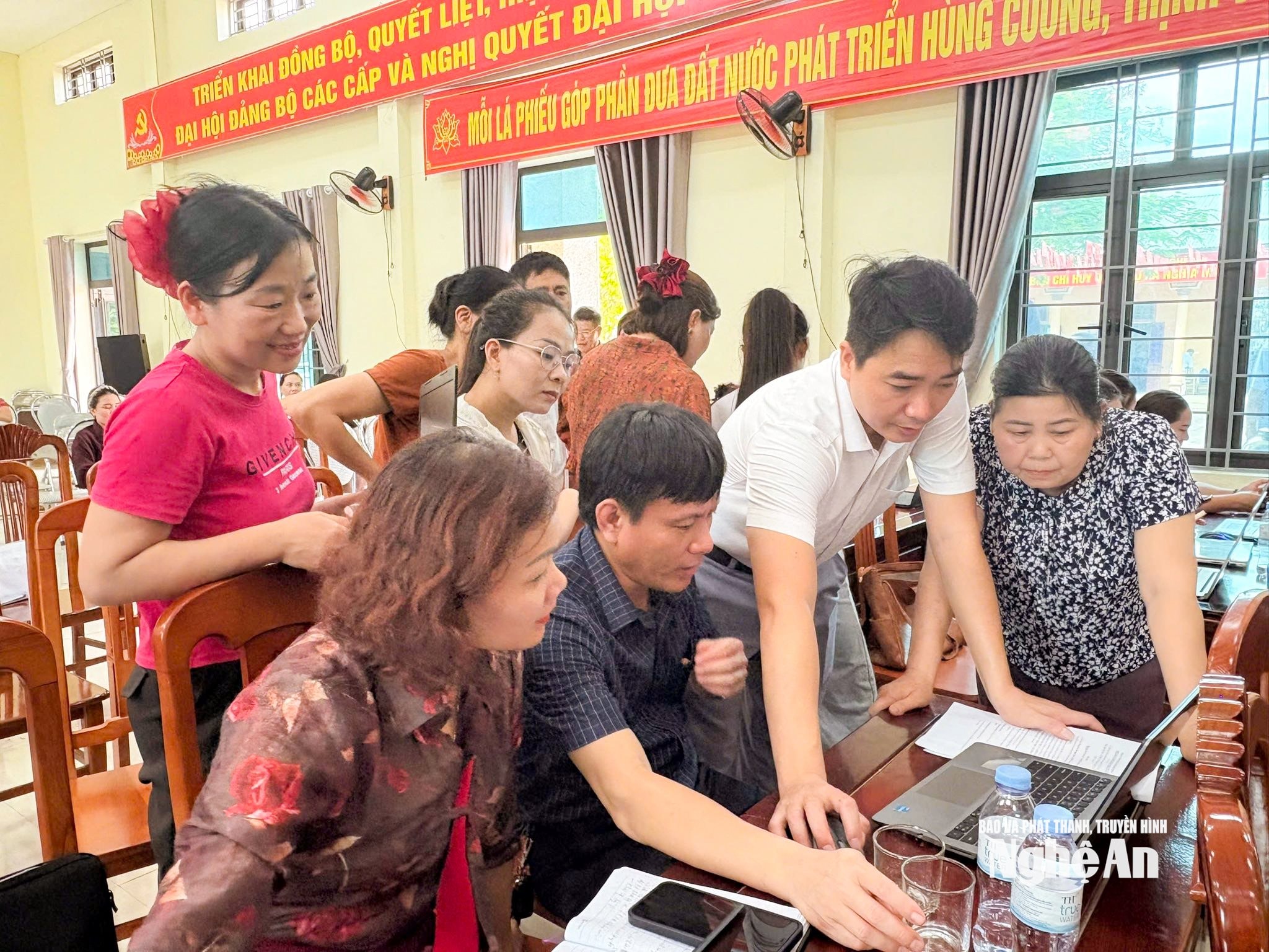 Đảng uỷ xã Nghĩa Mai tập huấn triển khai thủ tục hành chính của Đảng trên môi trường điện tử. Ảnh CSCC