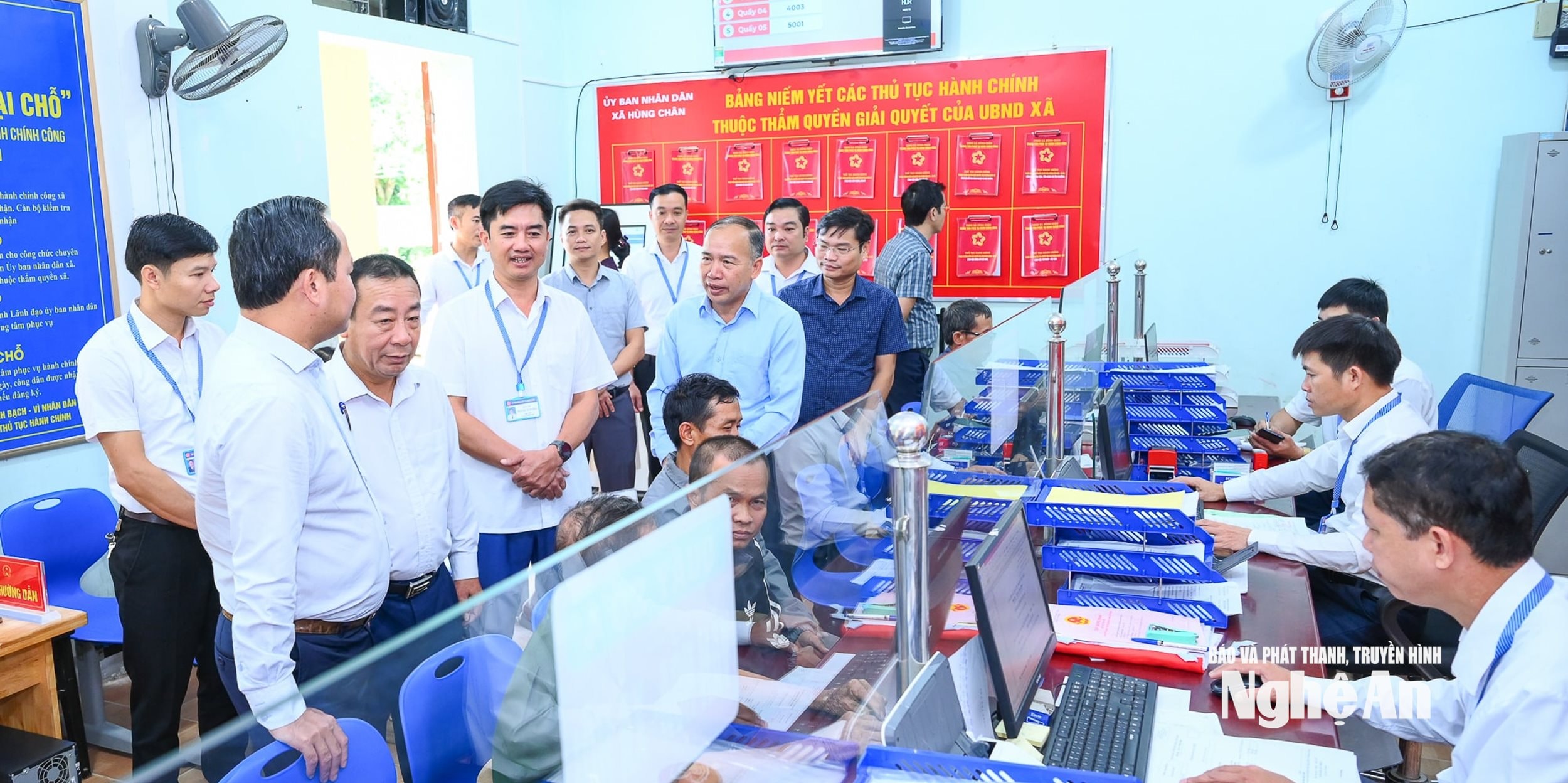 Đoàn công tác UBND tỉnh kiểm tra hoạt động của Trung tâm phục vụ hành chính công xã Hùng Chân.