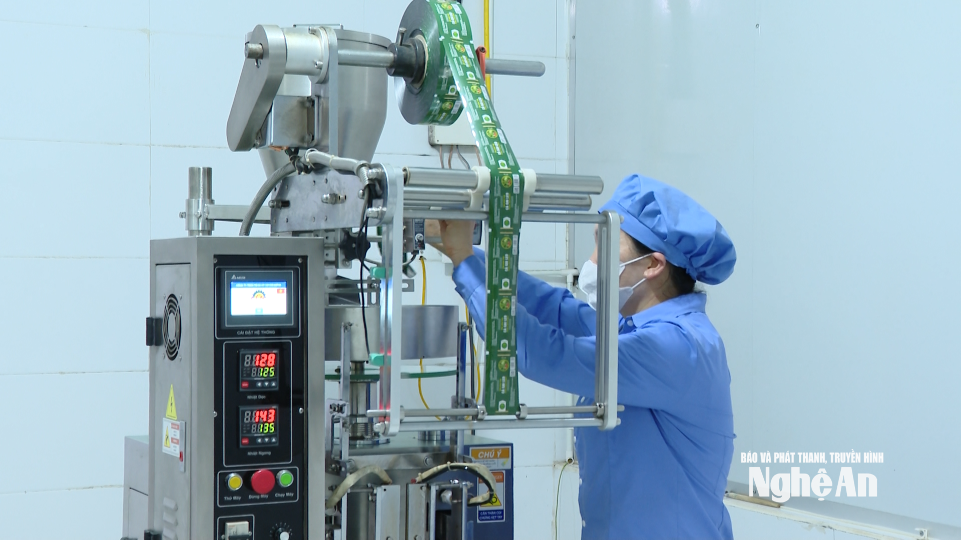 Máy đóng gói trà hòa tan của Công ty CP Dược liệu Pù Mát. Ảnh Lê Hằng
