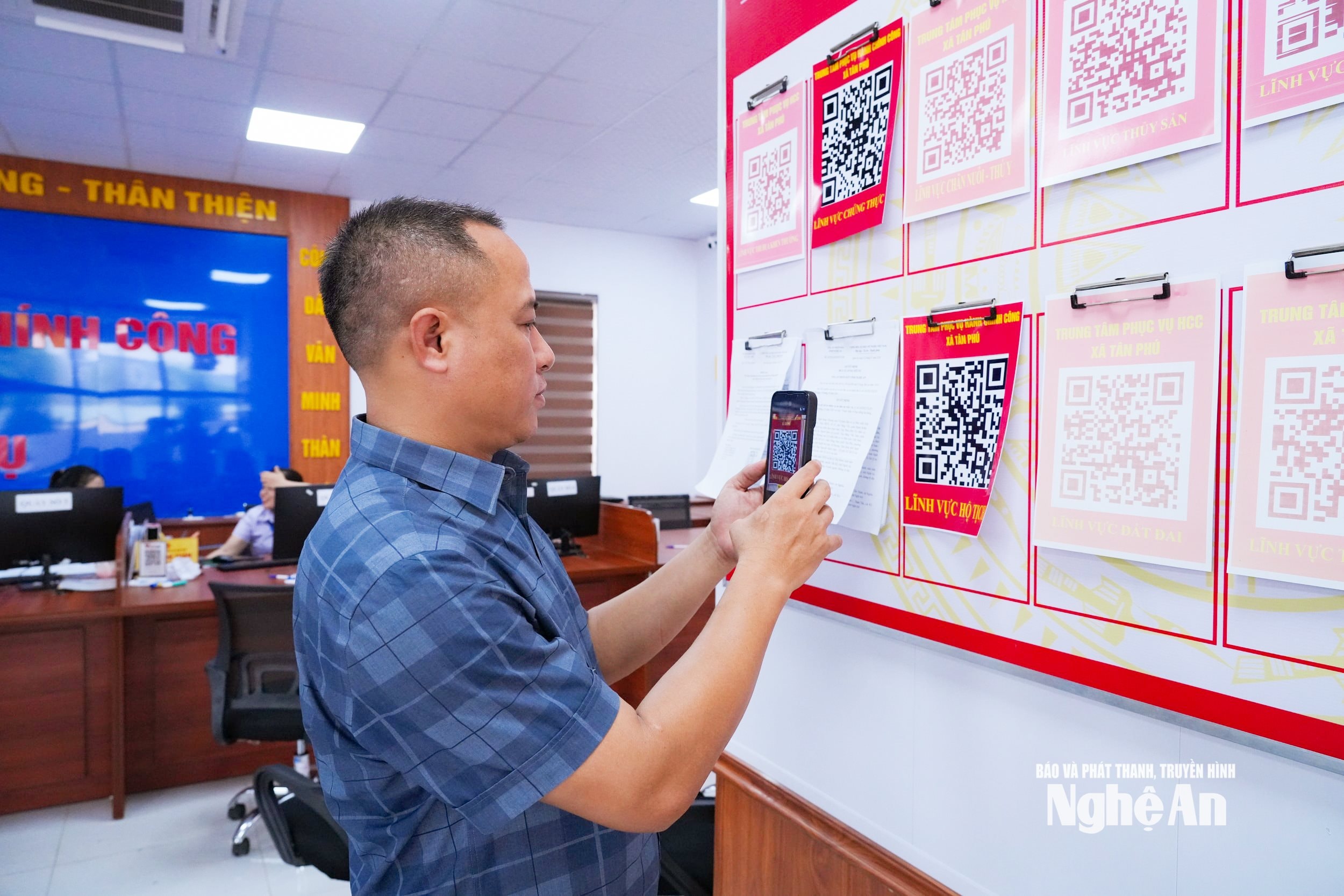 Người dân ứng dụng CNTT tra cứu TTHC. Ảnh TC
