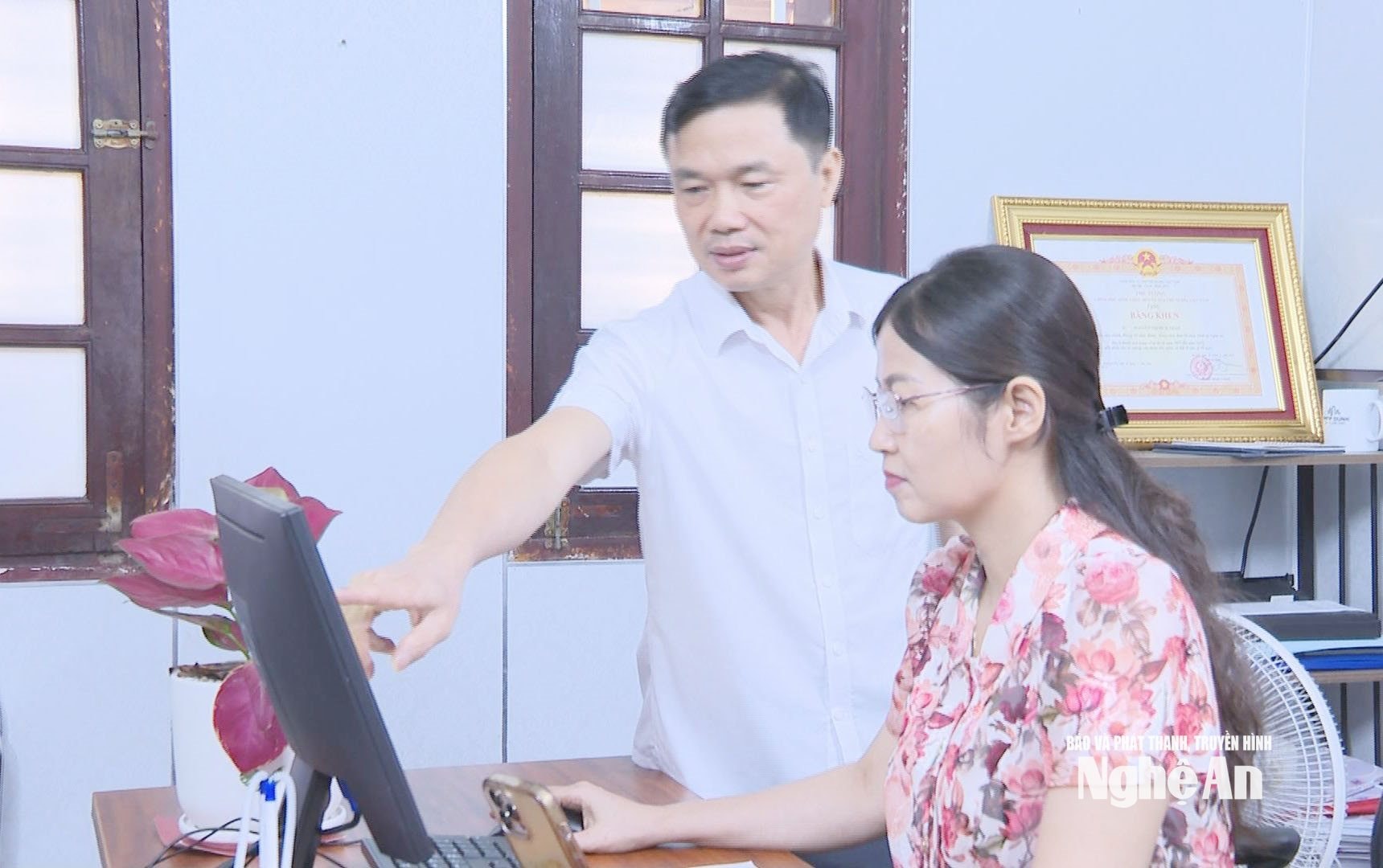 Pan Nguyen Van Chung – vedoucí oddělení stranické organizace a členství, organizační oddělení stranického výboru provincie Nghe An, a zaměstnanci oddělení kontrolují postup standardizace záznamů o členství strany v podřízených stranických výborech v softwarovém systému. (Foto: PV)
