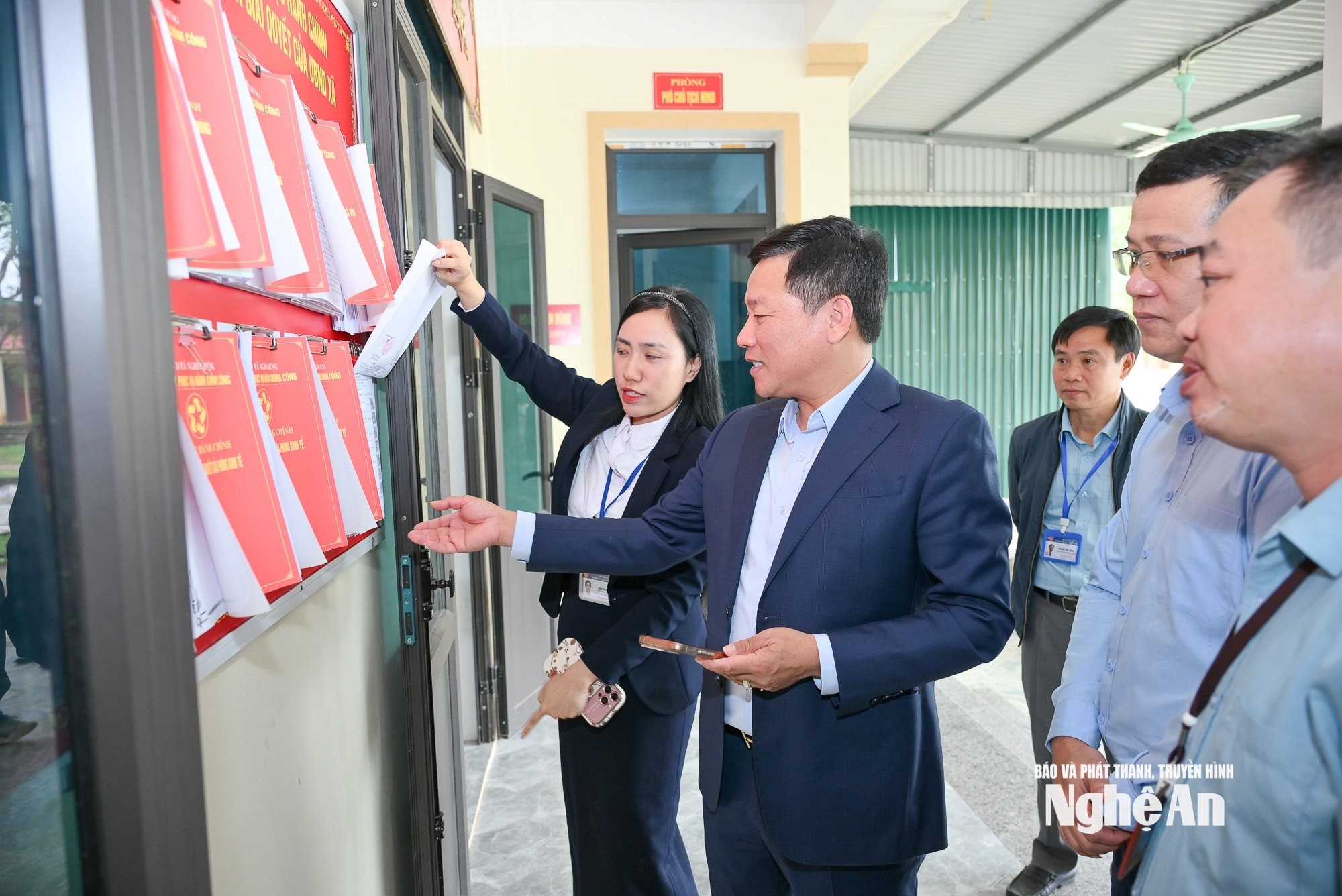 Phó Chủ tịch UBND tỉnh Hoàng Phú Hiền kiểm tra Trung tâm phục vụ hành chính công xã Đông Hiếu.
