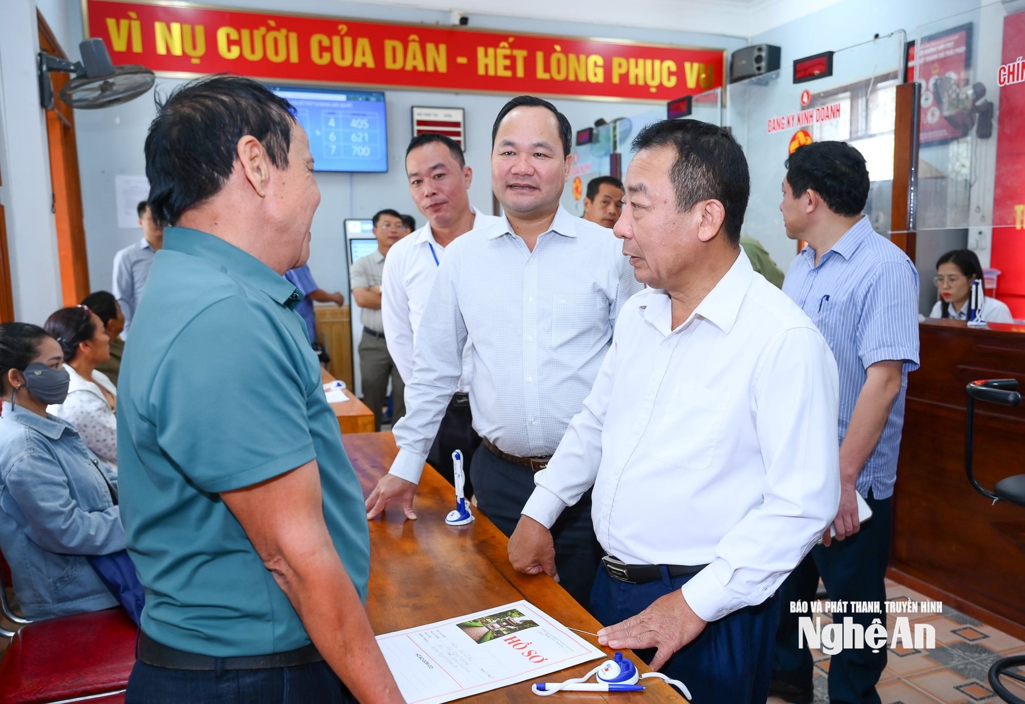 Phó Chủ tịch UBND tỉnh Nguyễn Văn Đệ kiểm tra hoạt động Trung tâm phục vụ hành chính công xã Con Cuông