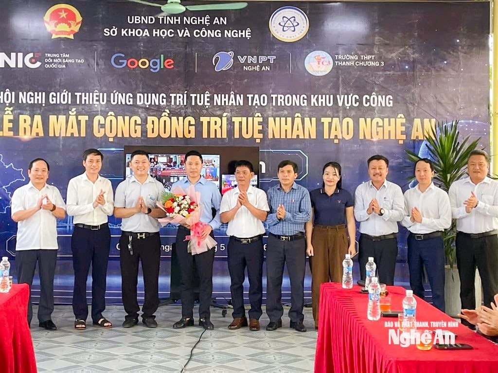 Ra mắt Ban sáng lập, điều hành lâm thời của Cộng đồng AI xã Cát Ngạn. Ảnh Thanh Lê
