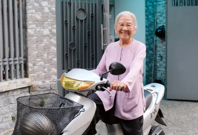 NSƯT Phi Điểu tự lái xe máy