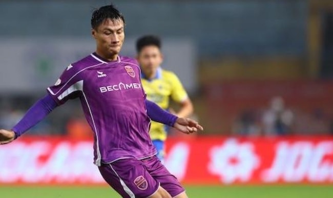 Mạc Hồng Quân trong màu áo Becamex TP.HCM tại cuộc đua trụ hạng V.League.
