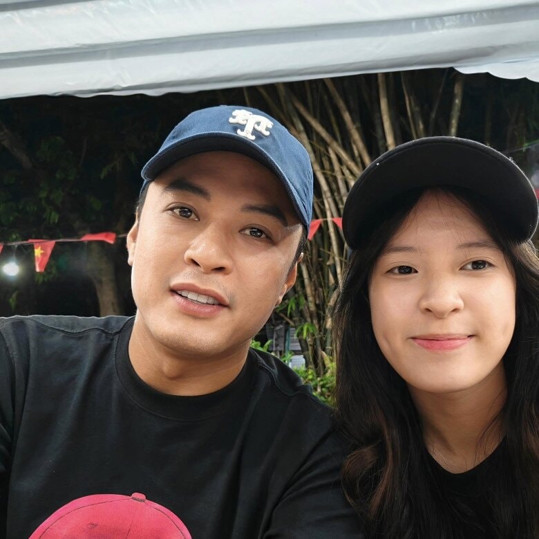 Con gái đầu lòng của vợ chồng diễn viên Hồng Đăng có thành tích học tập tốt và nhiều tài lẻ.