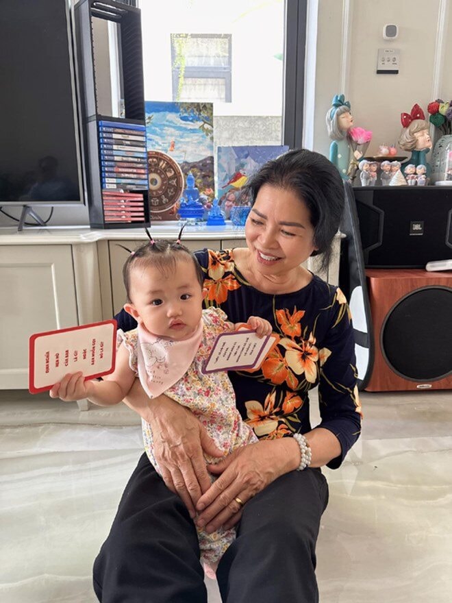 Nhan sắc mặn mà của mẹ Vân Hugo hiện tại.