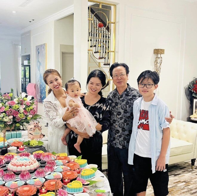 Mẹ ruột diễn viên Nhật ký Vàng Anh có nhan sắc hồi trẻ cực phẩm.