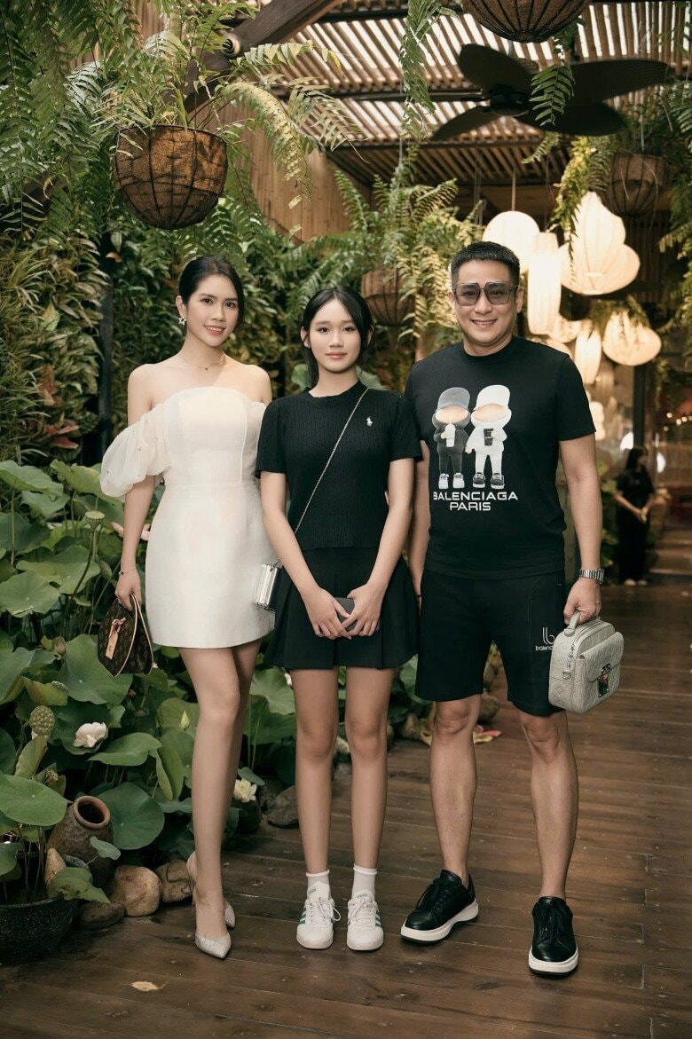 Con gái Minh Tiệp ngày càng xinh đẹp và cao ráo.