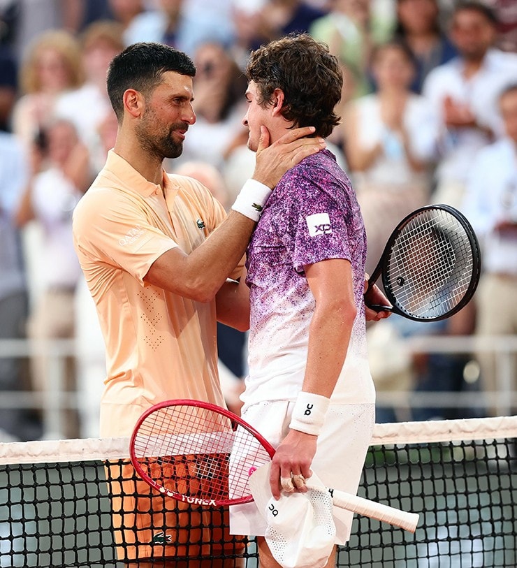 Djokovic thất thần sau trận thua ngược Joao Fonseca tại Roland Garros 2026.