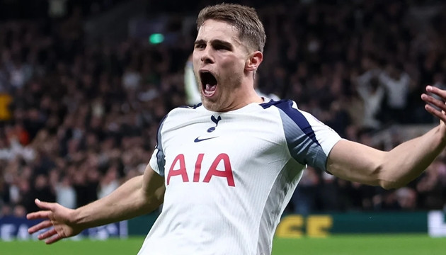Micky van de Ven được Liverpool săn đón.