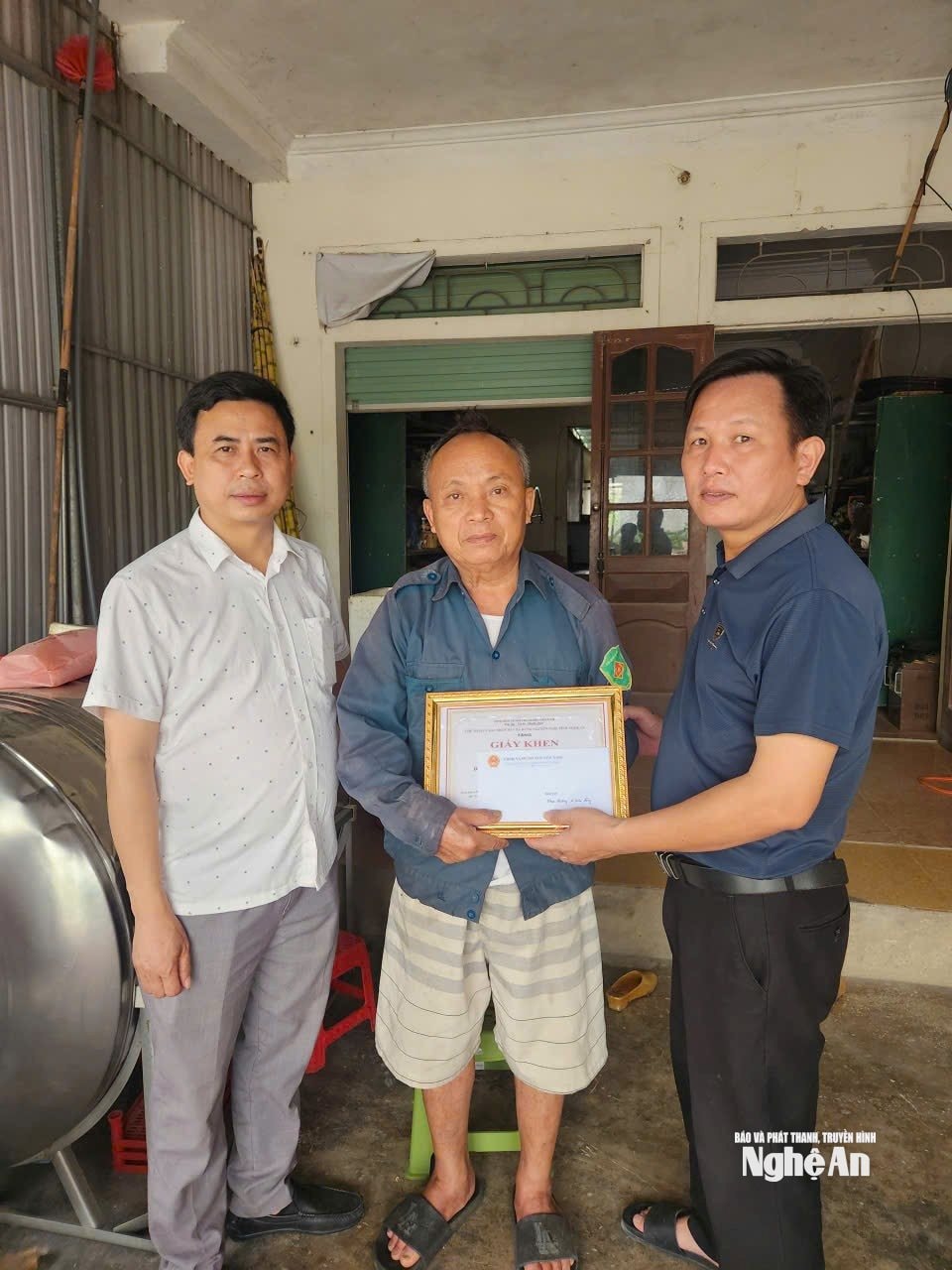 Chính quyền UBND xã Hưng Nguyên Nam khen thưởng động viên những hộ tiên phong tháo dỡ ki-ốt trước hạn. Ảnh: CSCC7882557532487_5377b76934241ffc294f51415ef4177d