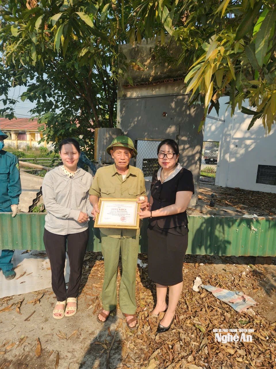 Chính quyền UBND xã Hưng Nguyên Nam khen thưởng động viên những hộ tiên phong tháo dỡ ki-ốt trước hạn. Ảnh: CSCC7882557532494_273ac5f95224002feefb4b612ba94400