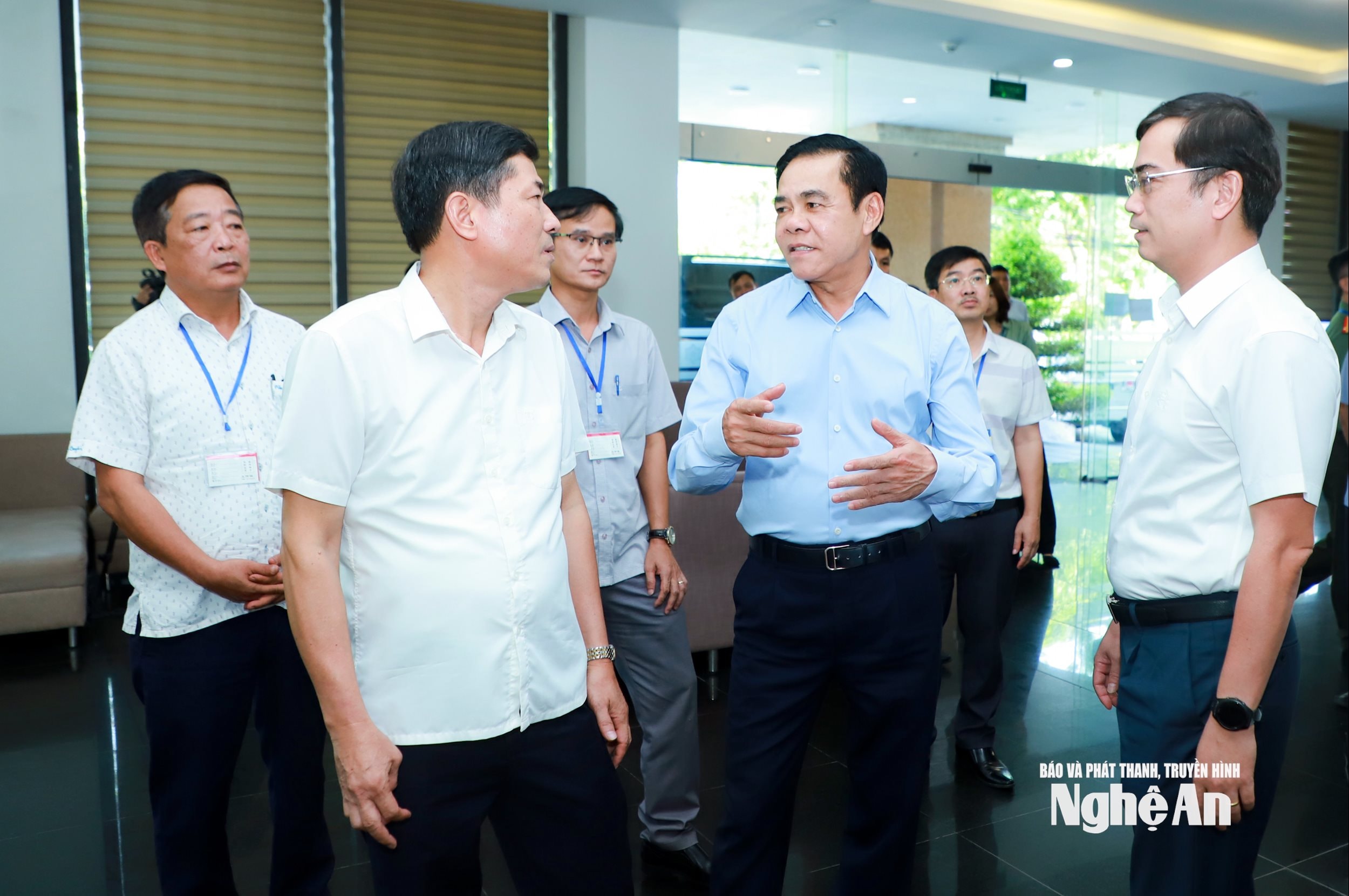 Il presidente del Comitato popolare provinciale, Vo Trong Hai, ha avuto colloqui con i leader provinciali, il Ministero dell'Istruzione e della Formazione e la Commissione d'esame. Foto: Thanh Duy