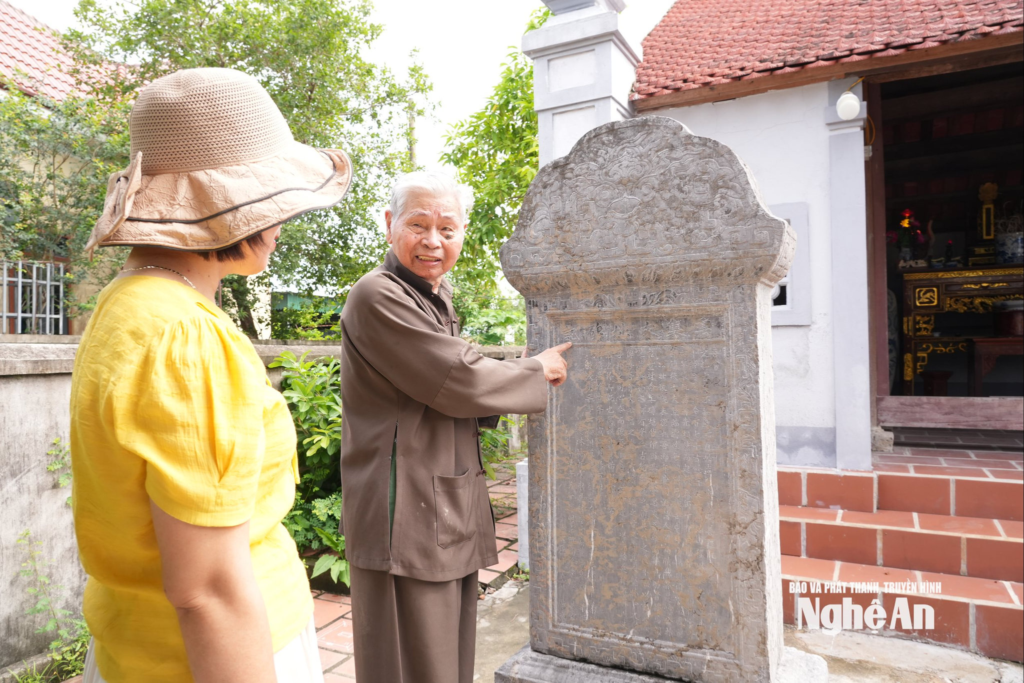 Văn bia cổ 300 năm ở Nhà Thánh. Ảnh: T.P