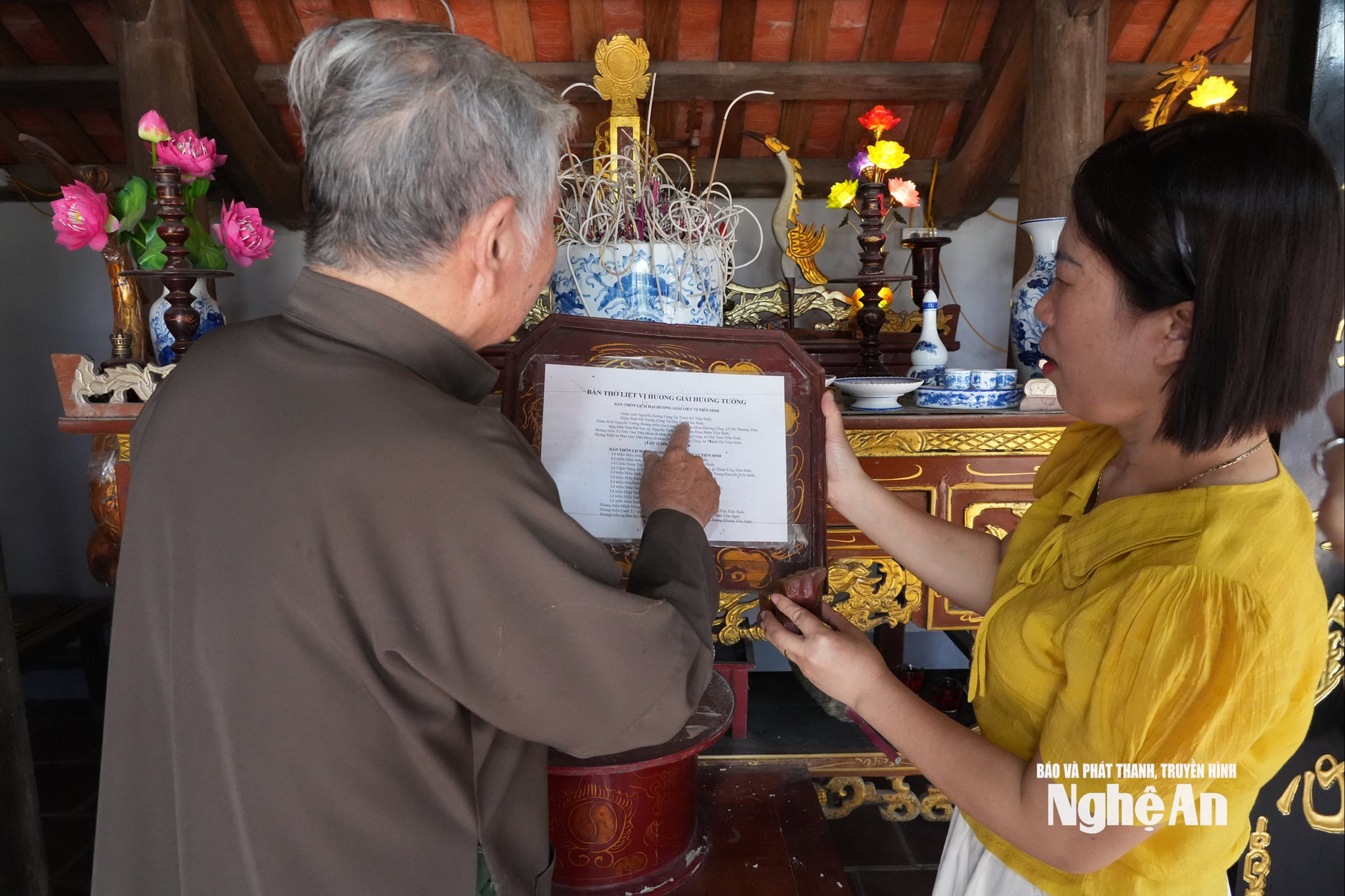 Danh sách những hiền khoa đỗ đạt cao được thờ tại Nhà Thánh. Ảnh: TP