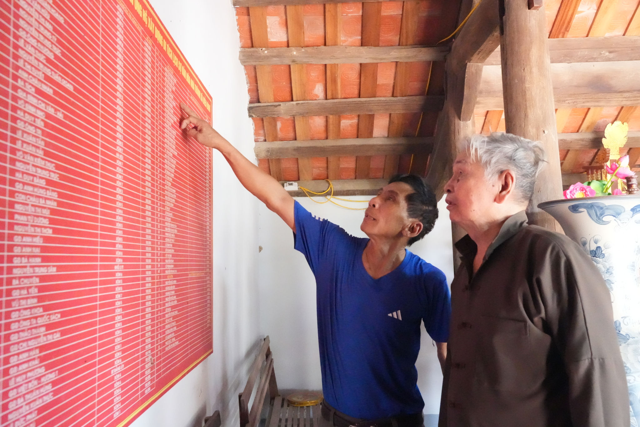 Danh sách những tập thể, cá nhân đóng góp tôn tạo di tích Nhà Thánh làng Vân Tập. Ảnh: TP