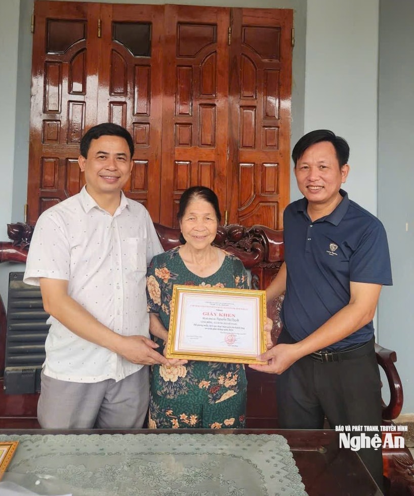 chinh-quyen-ubnd-xa-hung-nguyen-nam-khen-thuong-dong-vien-nhung-ho-tien-phong-thao-do-ki-ot-truoc-han.-anh-cscc7882557532434_cc10ead3942f55676465c5867b5580b2.jpg