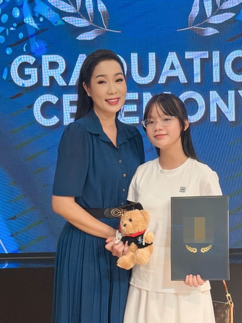 Ái nữ nhà Trịnh Kim Chi rạng rỡ trong ngày tốt nghiệp.