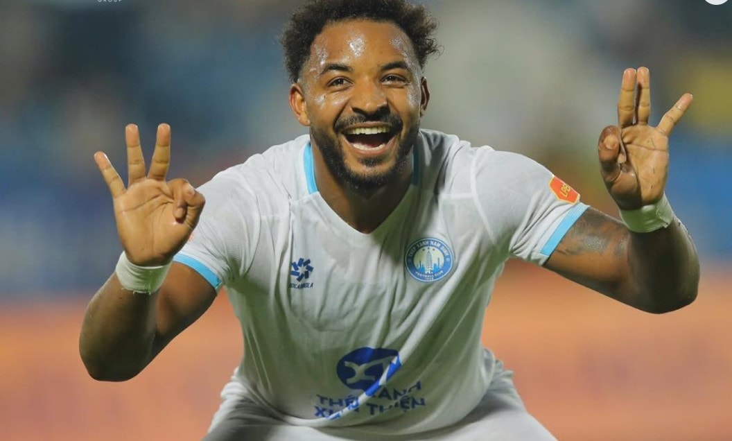 Nguyễn Xuân Son ăn mừng cú hat-trick trong trận đấu giữa Nam Định và SLNA.