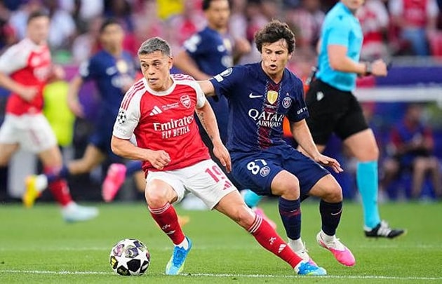 Leandro Trossard thi đấu nỗ lực trước PSG