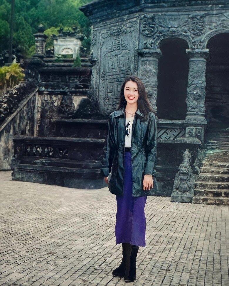 Không đi theo nghề múa của mẹ, Vân Dung trở thành diễn viên kịch nói.