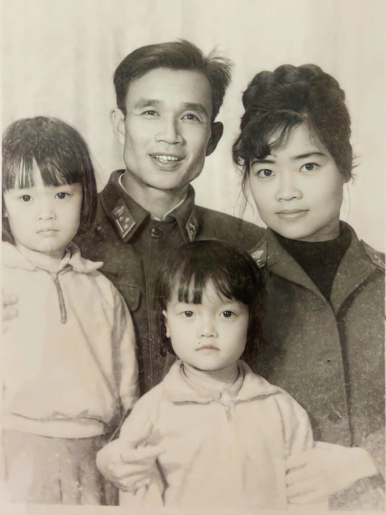 Bố cô là đạo diễn Lê Công Lạc, mẹ là nghệ sĩ múa Bích Liên. Vân Dung có chị gái Vân Trang.