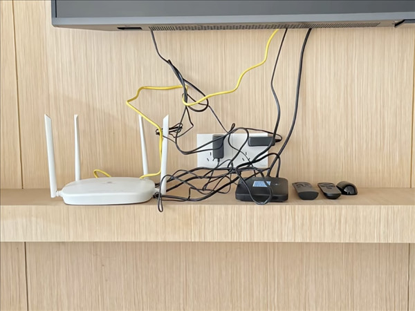 Router WiFi đặt trong phòng khách