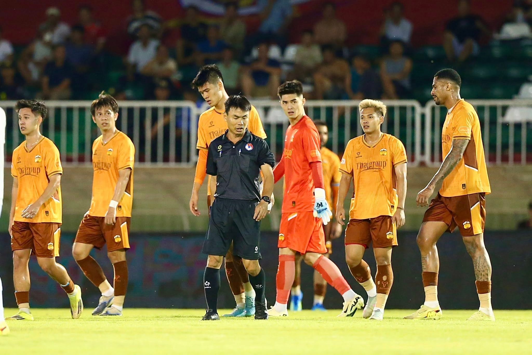 Đội hình HAGL đang gặp nhiều áp lực trong cuộc đua trụ hạng V-League.