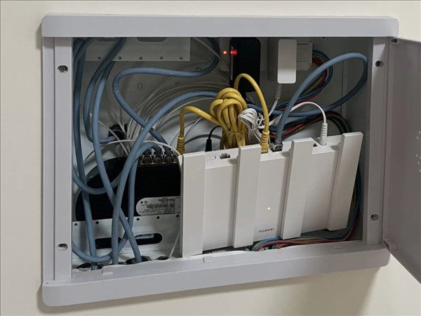 Ăng-ten router được sắp xếp nghệ thuật