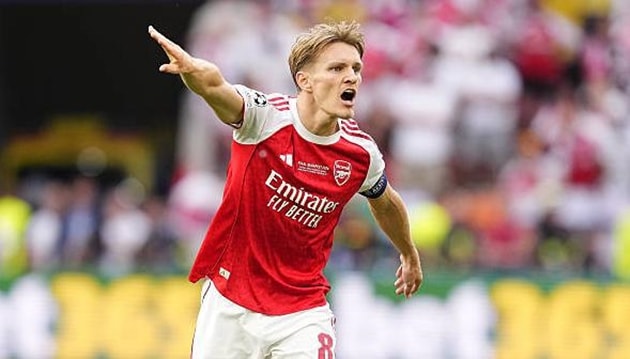 Martin Odegaard tích cực pressing trong trận đấu