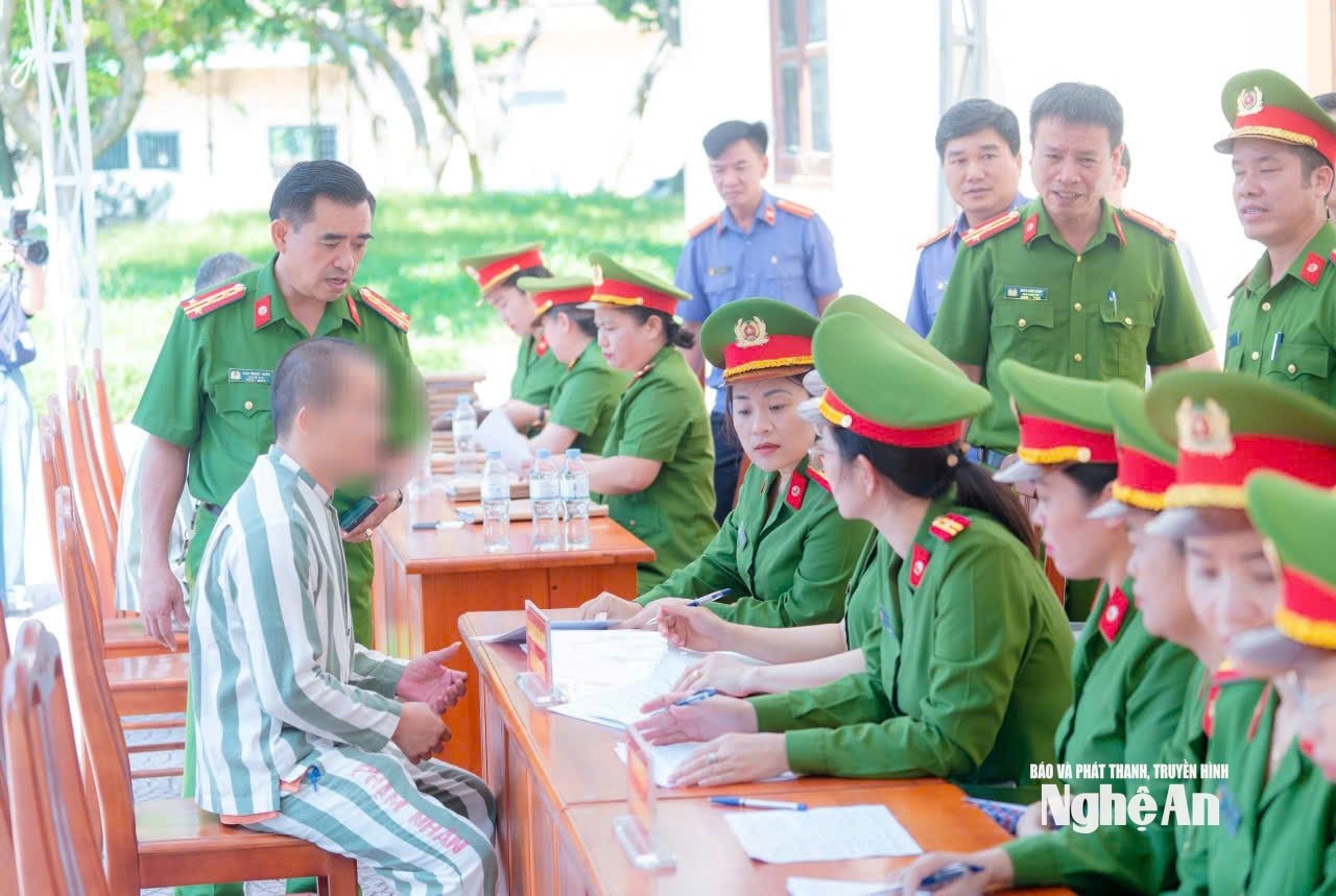 Trại giam số 3 hoàn tất các thủ tục, cấp kinh phí hỗ trợ cho những người được đặc xá. Ảnh: P.V