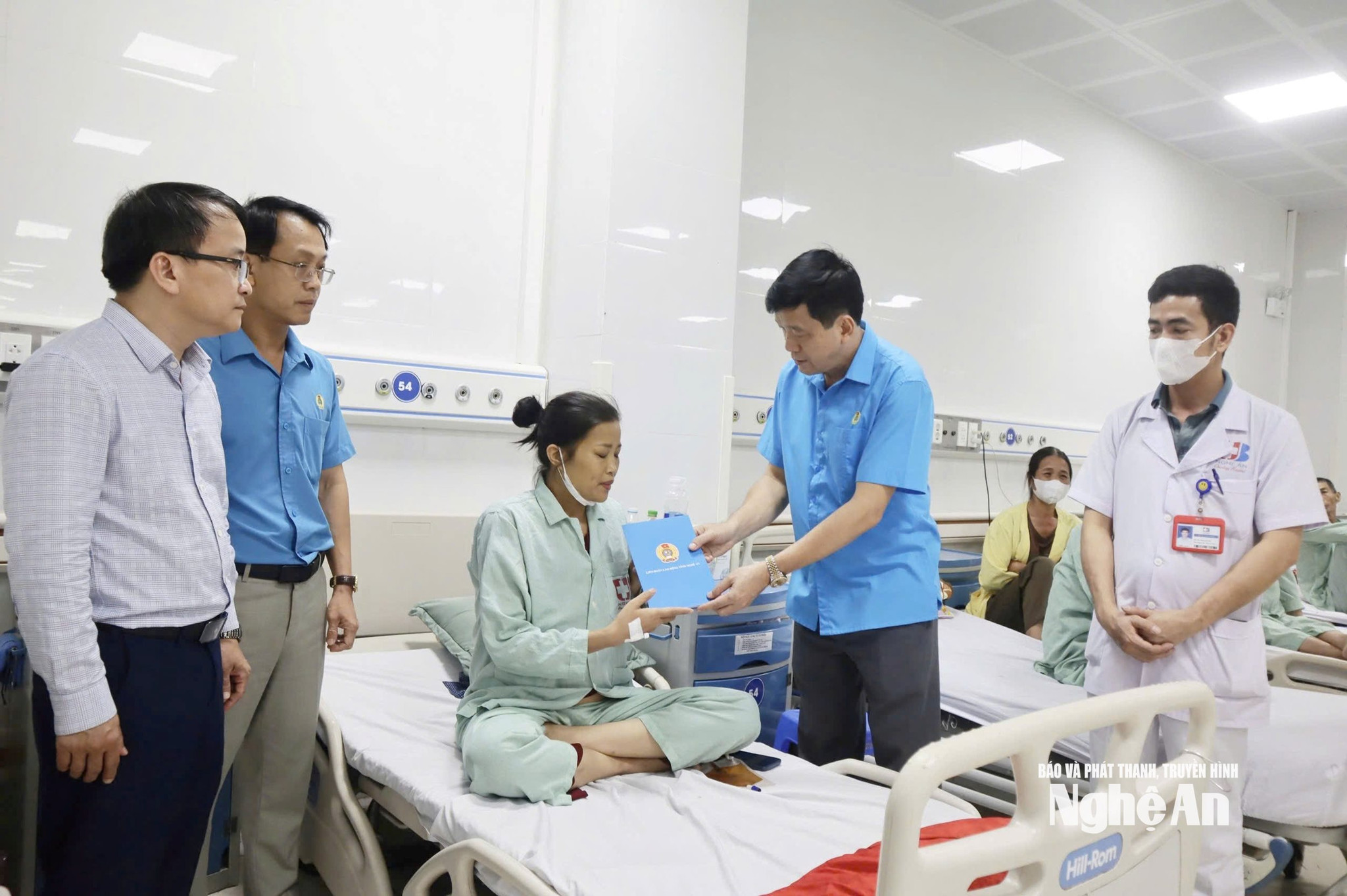 Đoàn đại biểu dự Đại hội Công đoàn Việt Nam lần thứ XIV do ông Kha Văn Tám - Ủy viên Ban Chấp hành Đảng bộ tỉnh, Chủ tịch LĐLĐ tỉnh làm trưởng đoàn thăm hỏi, trao quà cho công nhân Trần Thị Mạo. Ảnh: Diệp Thanh