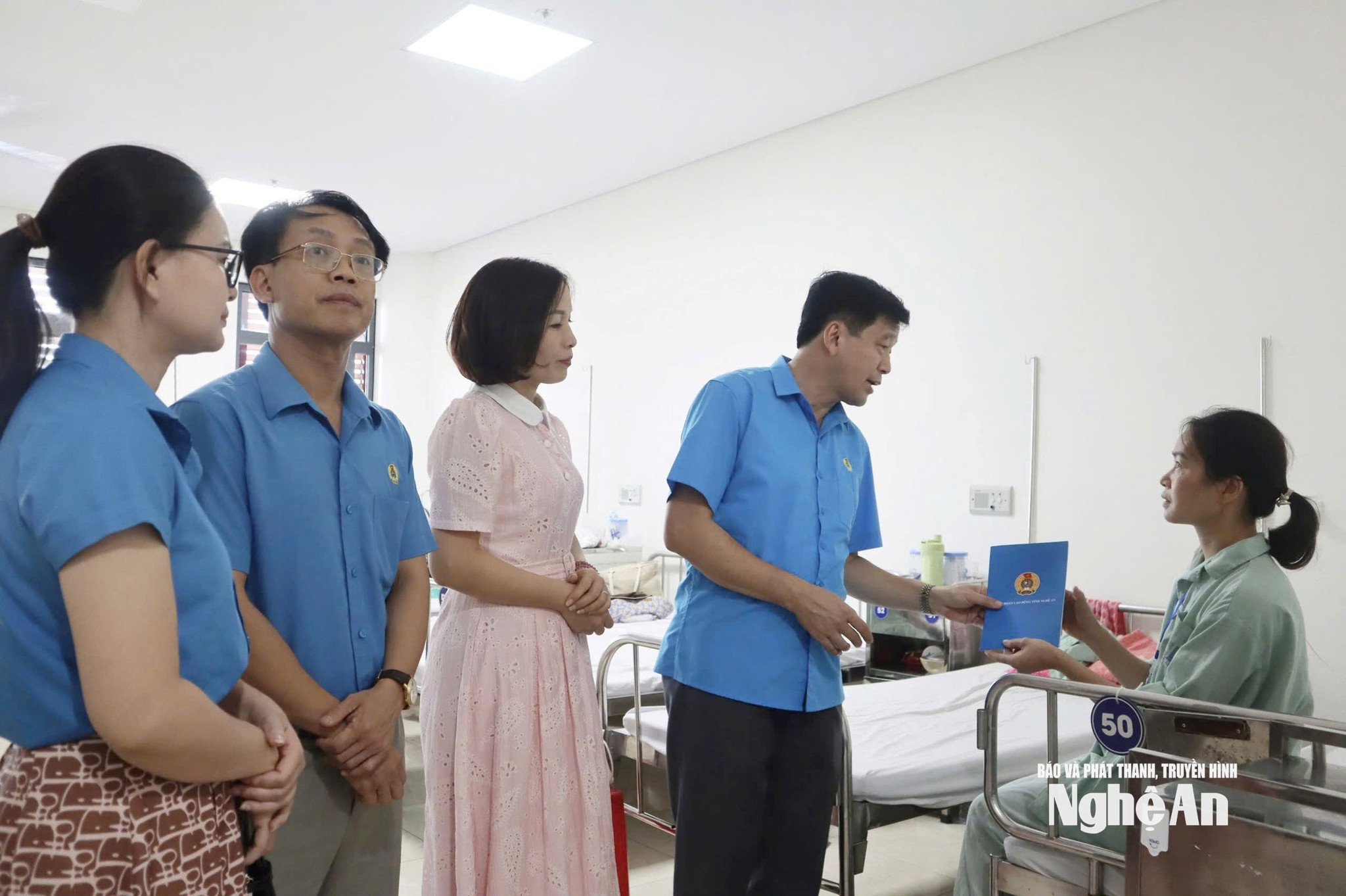 Trao quà hỗ trợ cho đoàn viên Vi Thị Xai. Ảnh: Diệp Thanh