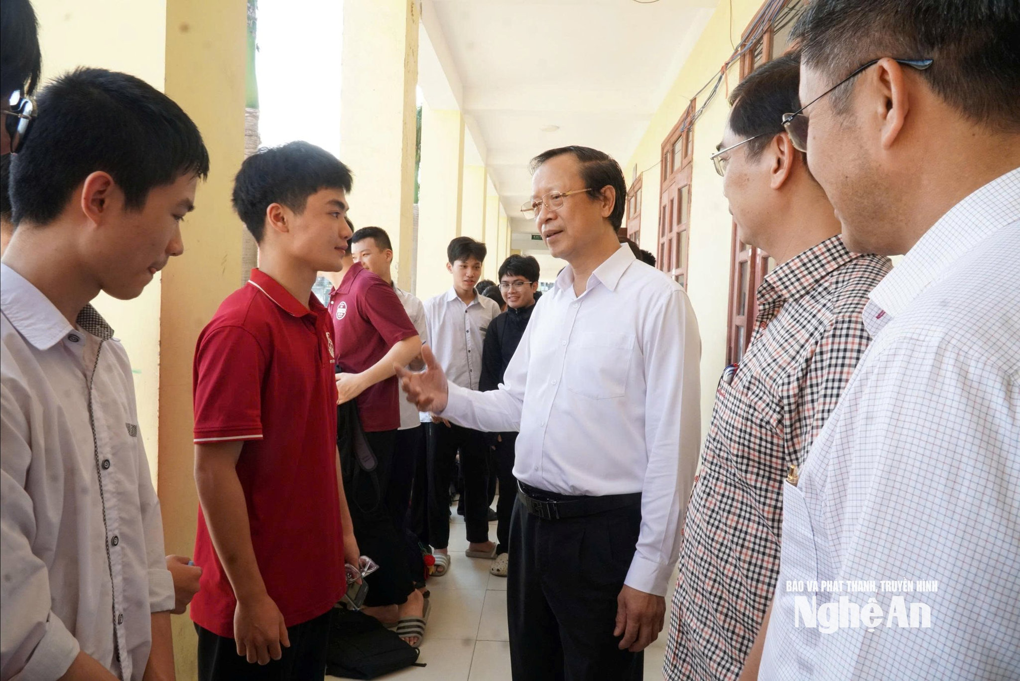 Thứ trưởng Bộ Giáo dục và Đào tạo kiểm tra công tác chuẩn bị thi tốt nghiệp tại Trường THPT Lê Viết Thuật. Ảnh - Mỹ Hà