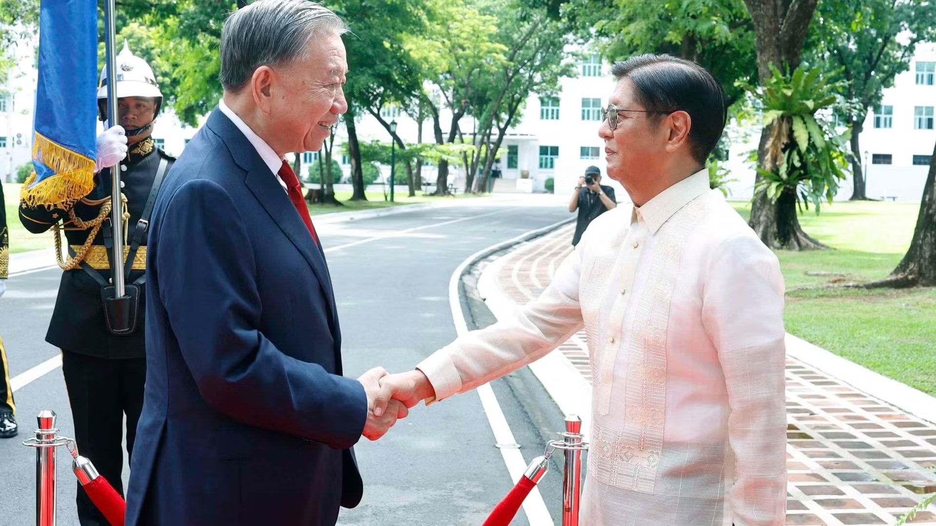 eb4-_vna-potal-le-don-tong-bi-thu-chu-tich-nuoc-to-lam-va-phu-nhan-tham-cap-nha-nuoc-toi-philippines-8797460-1933.jpg.avif.jpg
